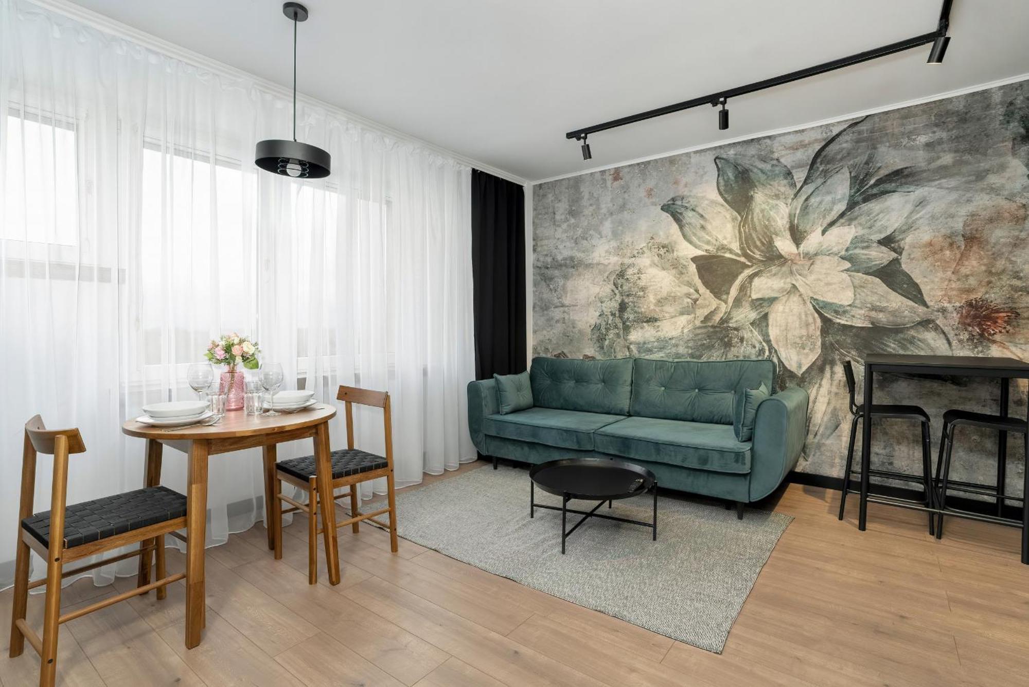 Spacious In A Quiet Area Of By Renters Apartament *