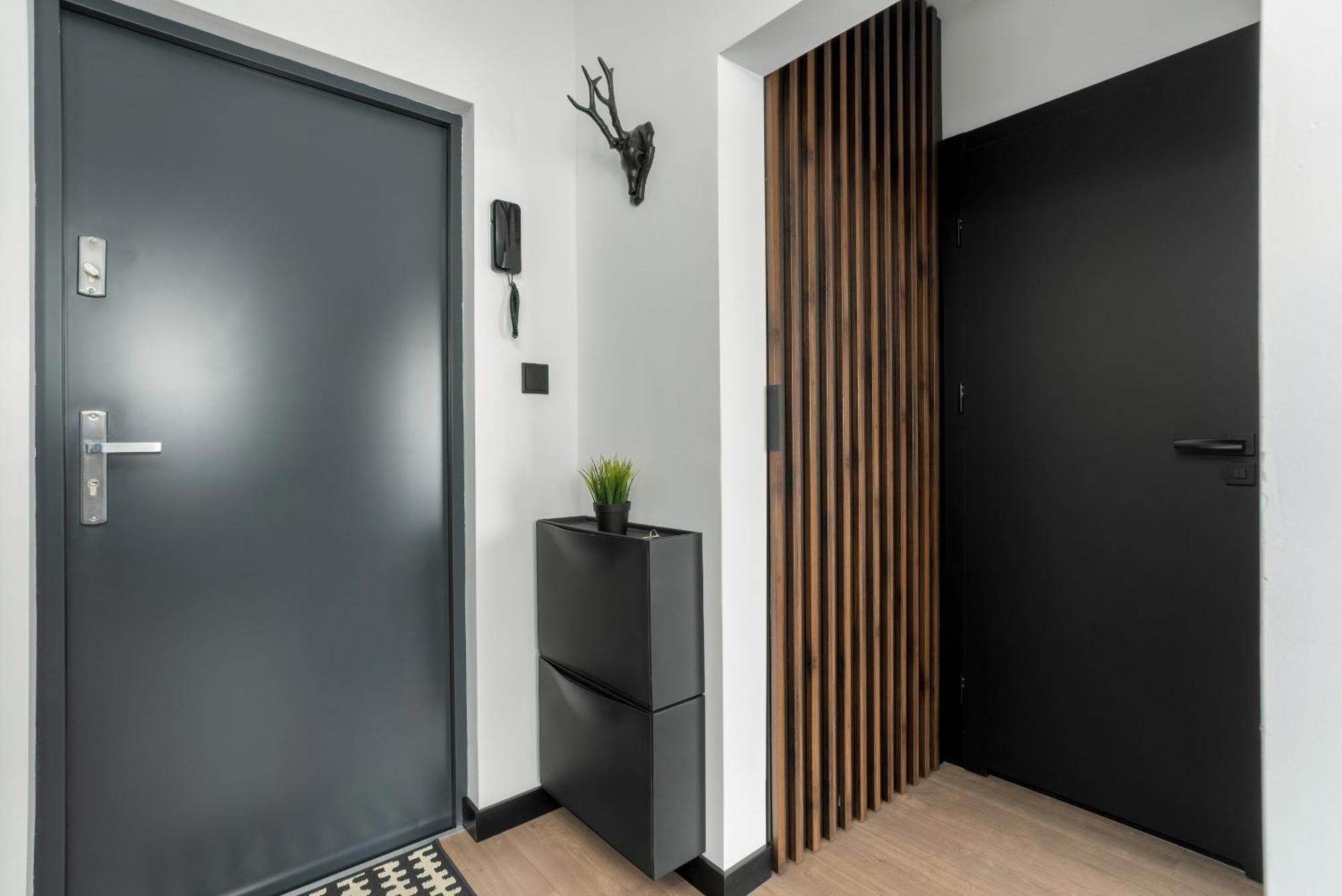 Spacious In A Quiet Area Of By Renters