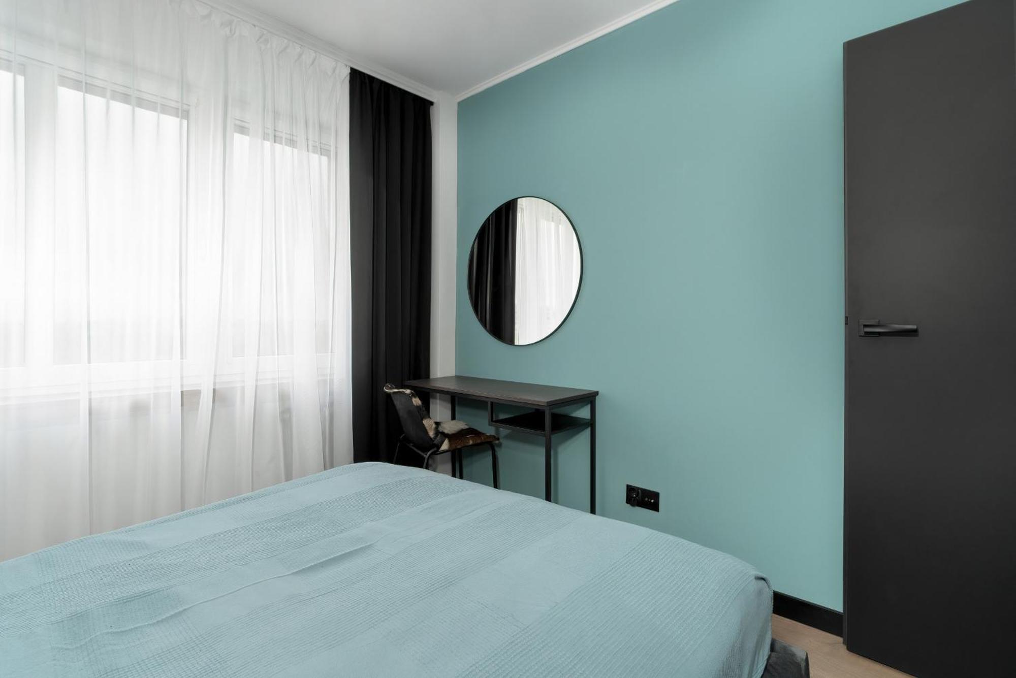 Spacious In A Quiet Area Of By Renters Apartament *